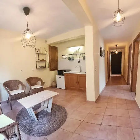 Les Oliviers Maison D'hotes לינה וארוחת בוקר
